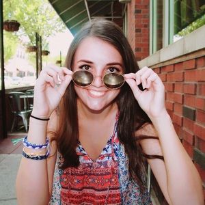 Meet your Posher, Olivia